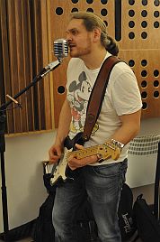 dean dirty roses lead vocalist and guitarist